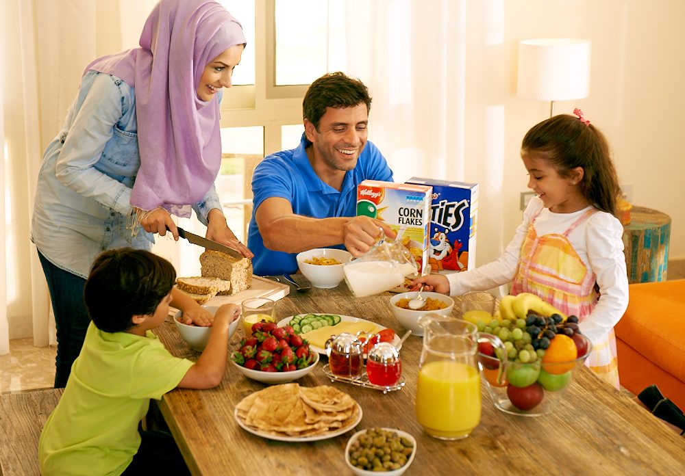 Talk about family food traditions using. Family food. Arabic Family. Arab Family at the Table. Arab Family eating.