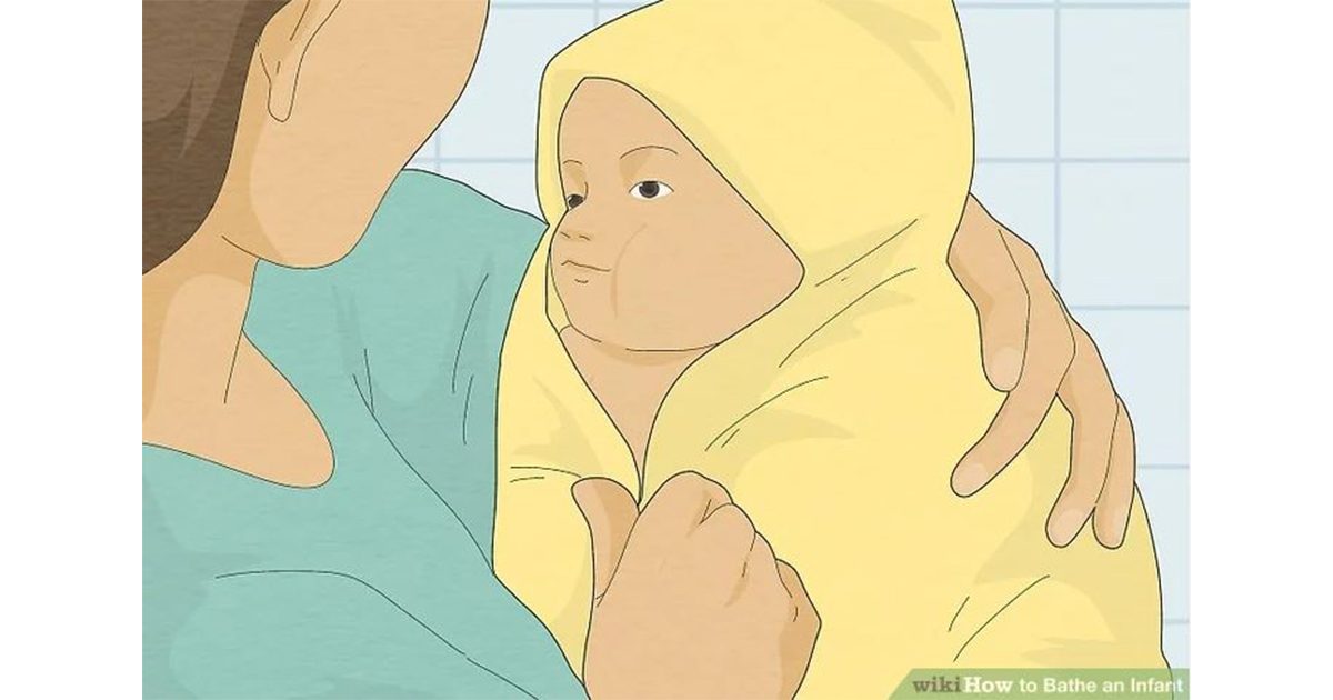 صورة لأم تنشّف الرضيع بعد الحمام من موقع WikiHow الإلكتروني