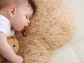 متلازمة "موت الرضيع المفاجئ" هل تسببها "أحلام الطفل"؟