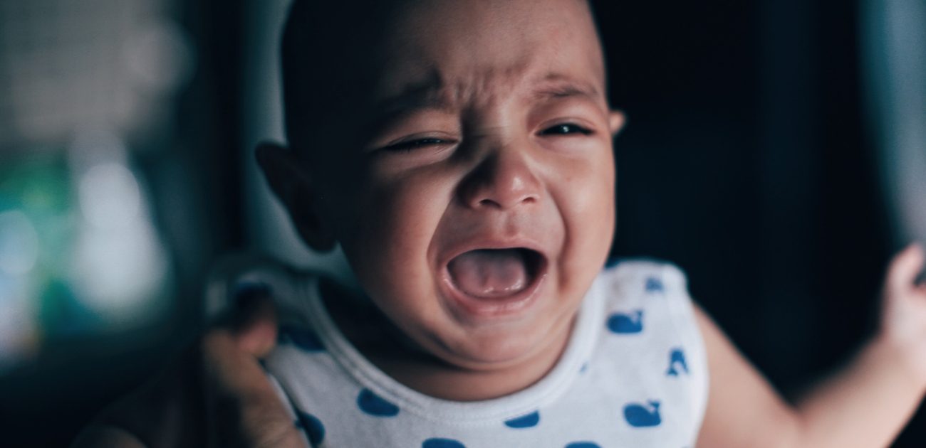 طفل يبكي من الألم
