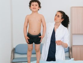 طبيبة تتحقق من نمو الطفل وطوله