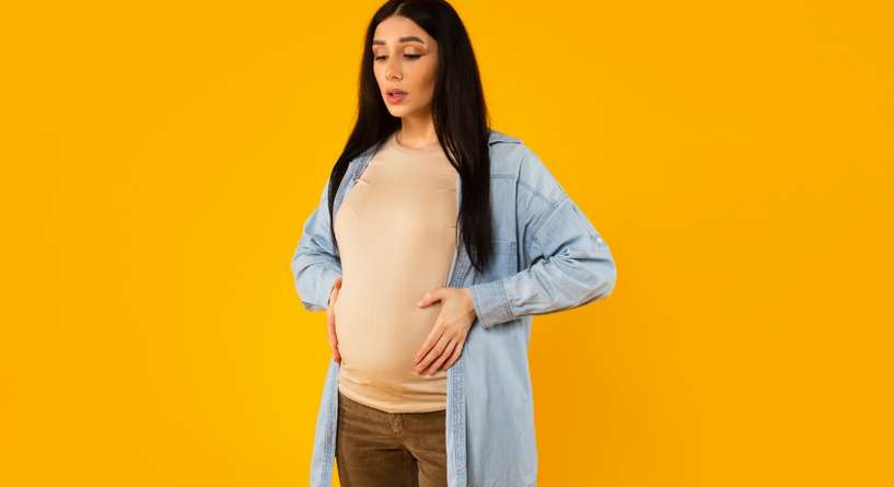 حامل تعاني من عوارض حمل مؤلمة