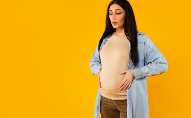 حامل تعاني من عوارض حمل مؤلمة