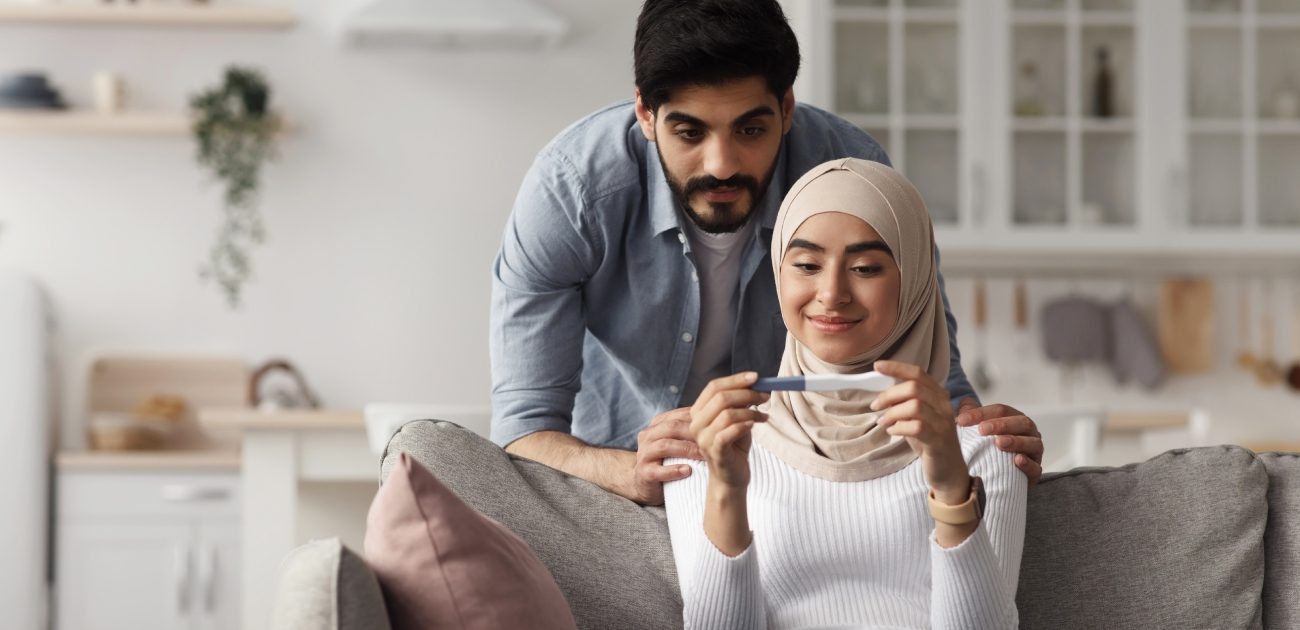 زوجان عربيّان يتأكّدان من نتيجة فحص الحمل