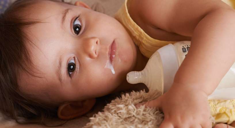 استفراغ الرضيع كمية كبيرة بعد الرضاعة