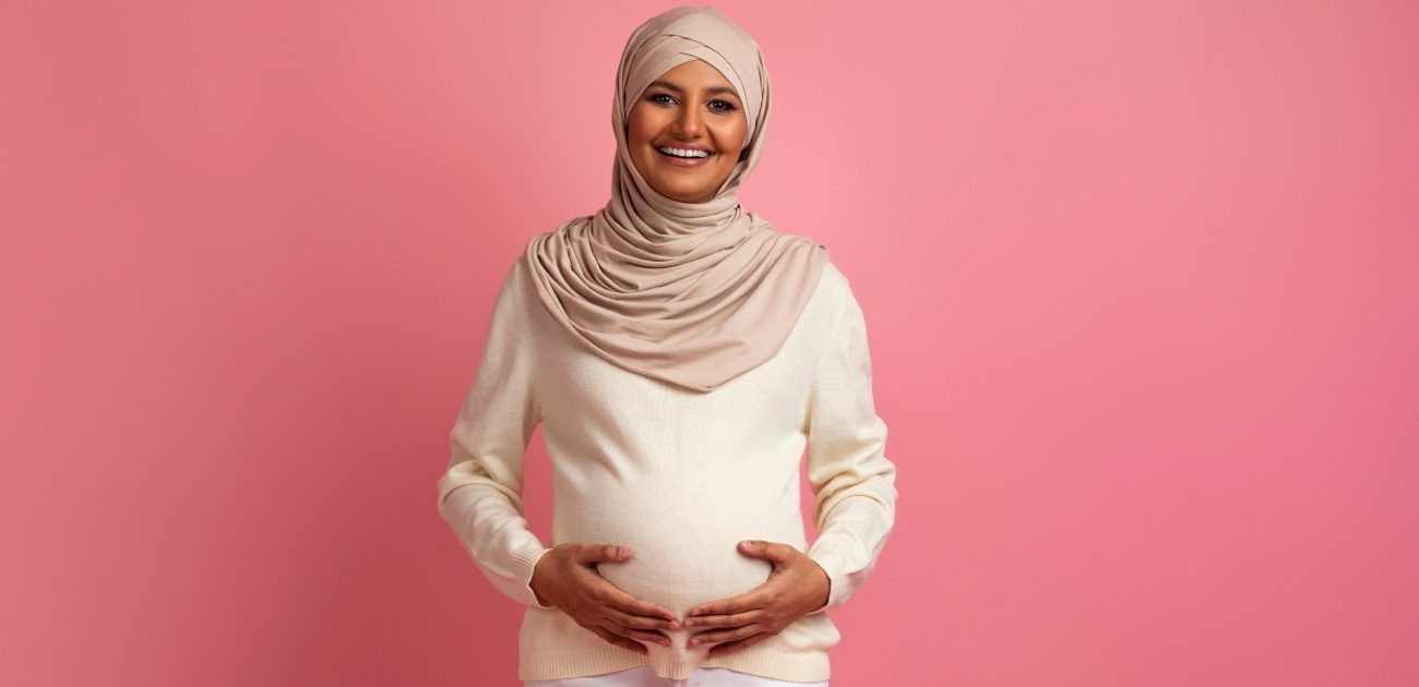 امرأة عربيّة حامل وسعيدة