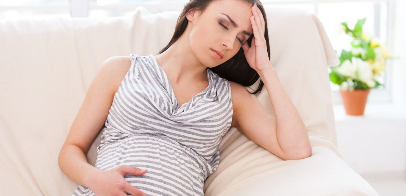 امرأة حامل تُعاني من آلام في الرأس