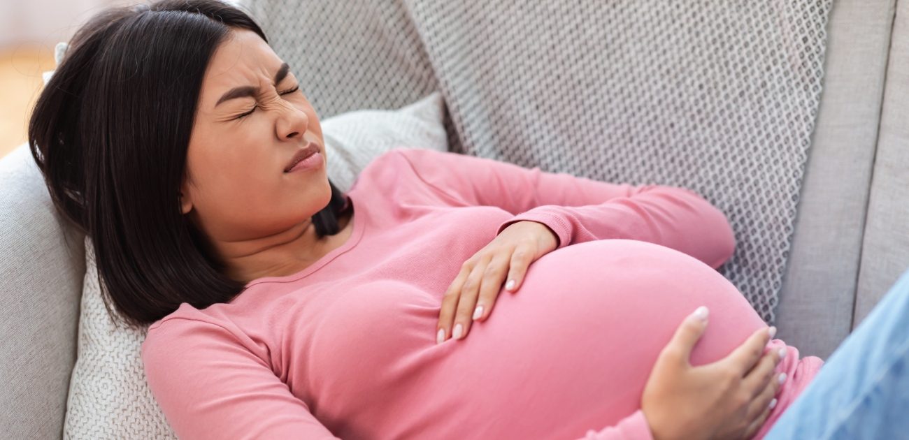 امرأة حامل تُعاني من آلام شديدة في بطنها