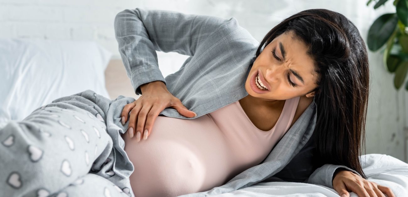 امرأة حامل تُعاني من آلام في البطن