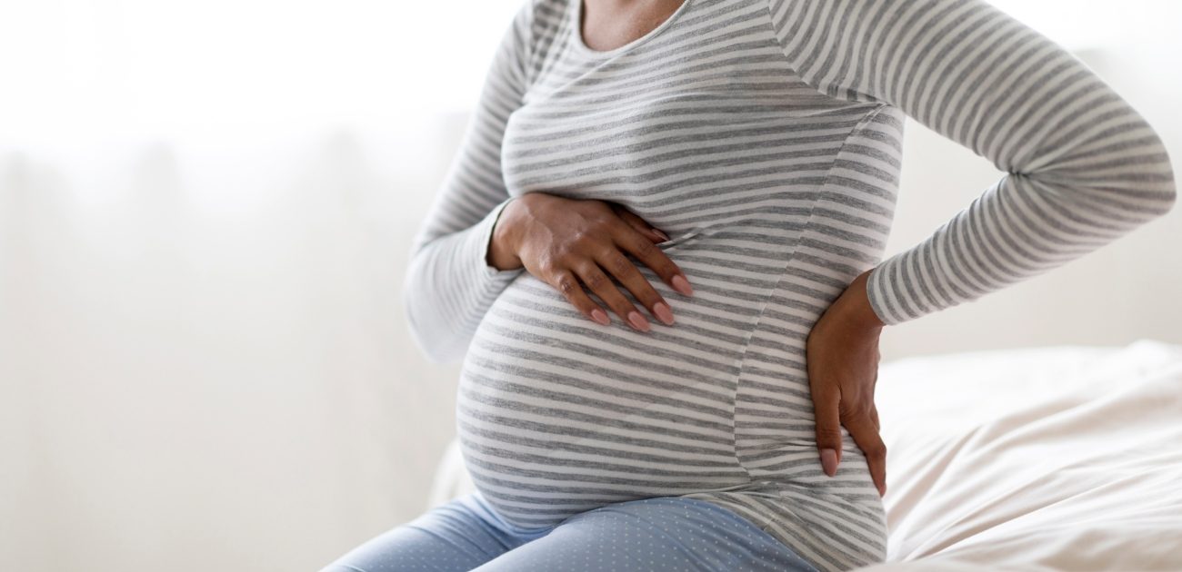 امرأة حامل تُعاني من آلام البطن والظهر