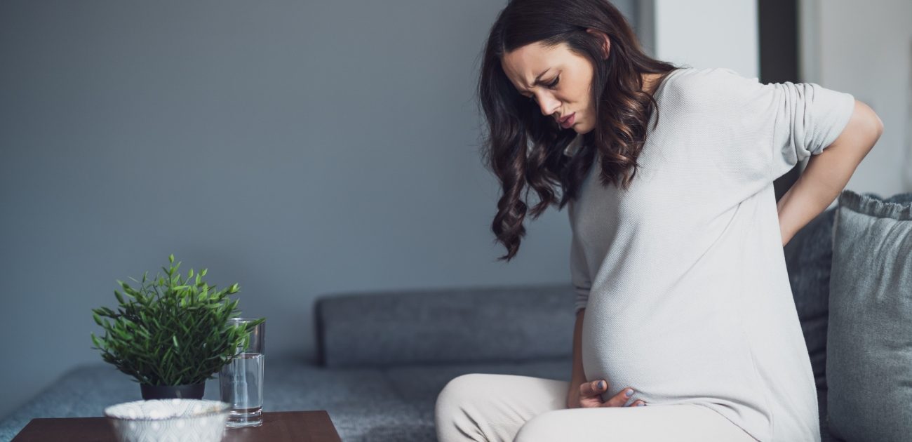 امرأة حامل تُعاني من آلام الظهر والبطن