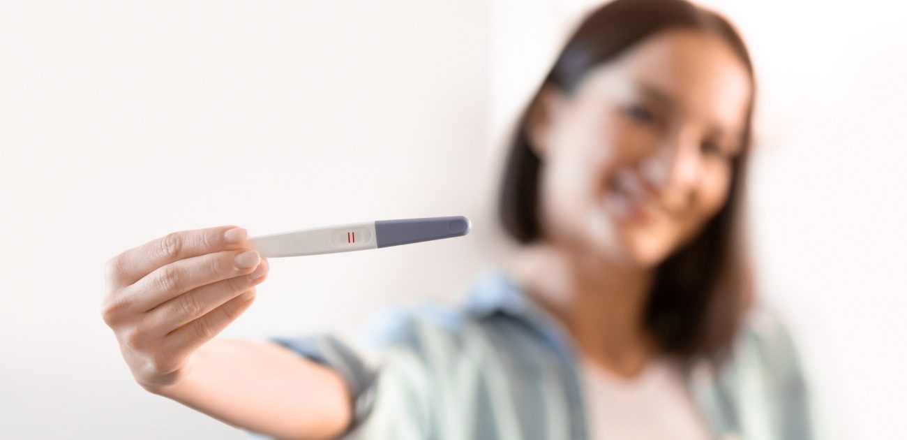 امرأة تعرض اختبار الحمل الذي أجرته