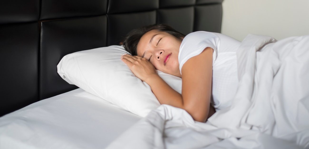 امرأة تنام بسعادة في سريرها