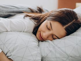 لماذا وضعية نومك قد تقصر عمرك؟