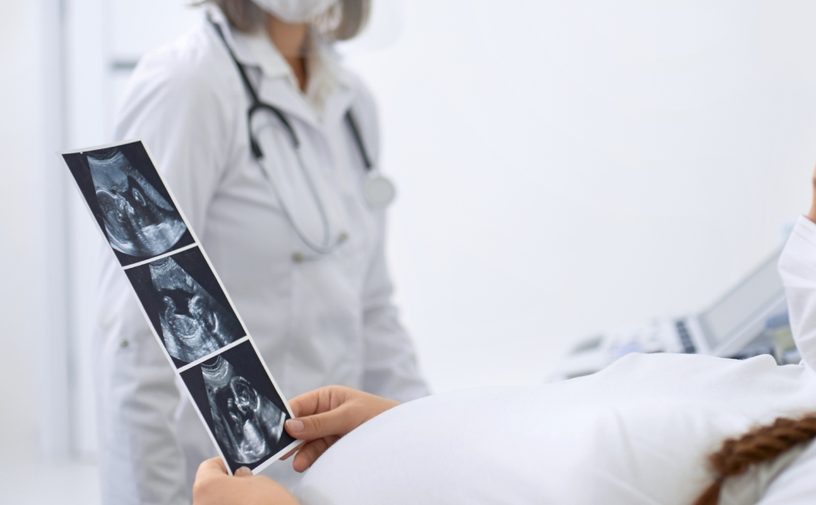 طبيبة مع الحامل والصورة التفصيلية
