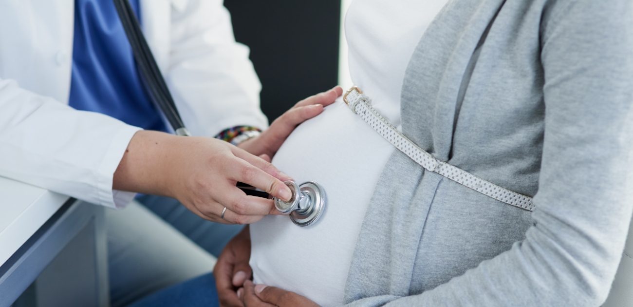 طبيب يفحص حمل المرأة