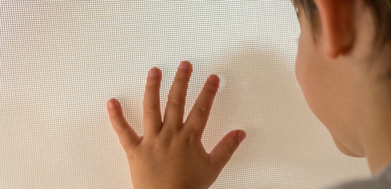 طفل يضع يديه على الحائط