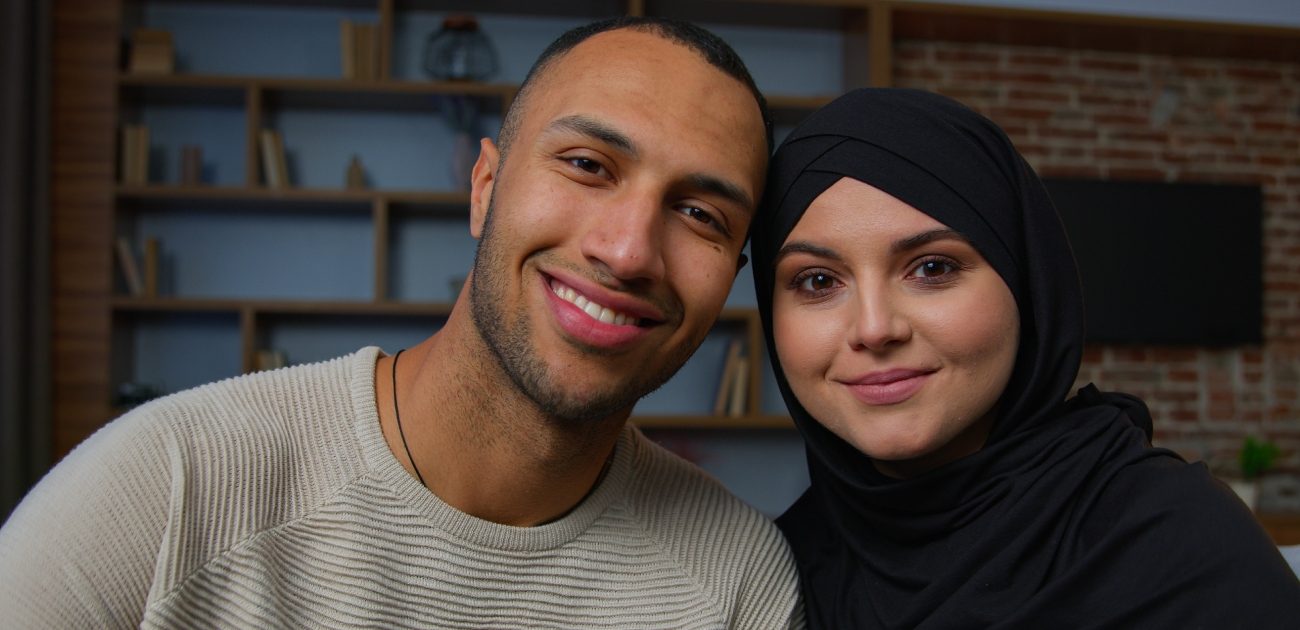 زوجان عربيّان يبتسمان