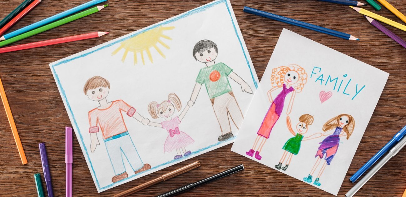 رسمتان لعائلتين كلّ واحدة على ورقة وحولهما أقلام تلوين