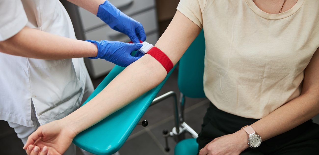 امرأة تتجهّز مع الممرّضة لإجراء فحص دم
