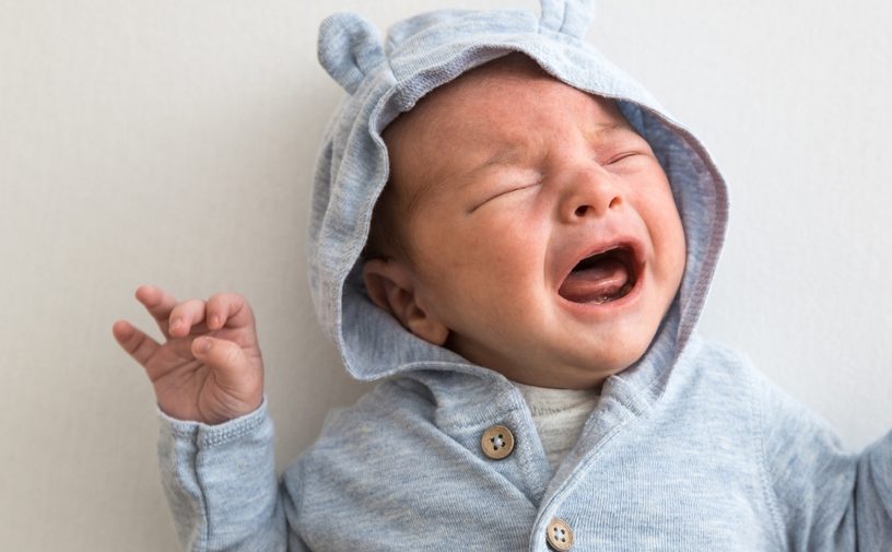النفخ في وجه الطفل عند البكاء