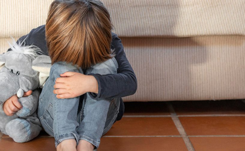 تأثير الإهمال العاطفي في الطفولة على الأبناء وكيفية معالجته