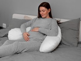 إمرأة حامل تستريح