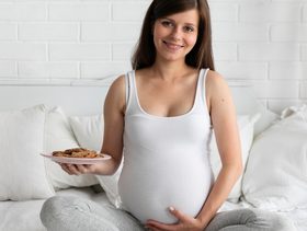 امرأة حامل تأكل الكوكيز