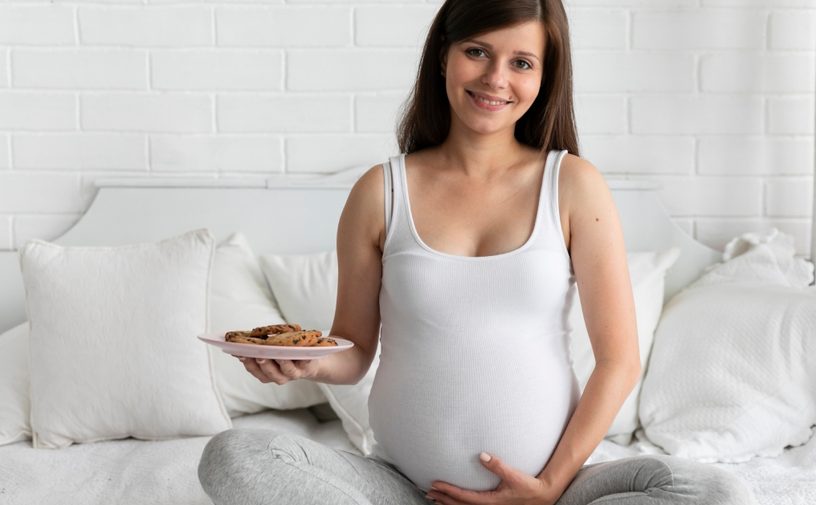 امرأة حامل تأكل الكوكيز