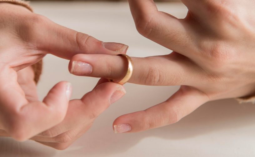 امرأة تخلع خاتم زواجها بعد الطلاق