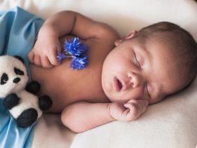 طفل ينام بعد تطعيم الشهرين