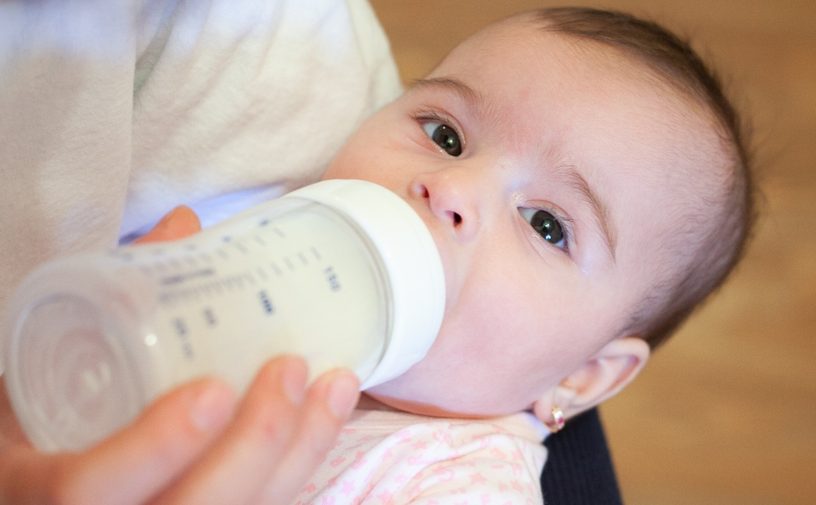 كم مدة الحليب الصناعي في الرضاعة