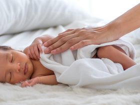 متى يكون نوم الرضيع غير طبيعي