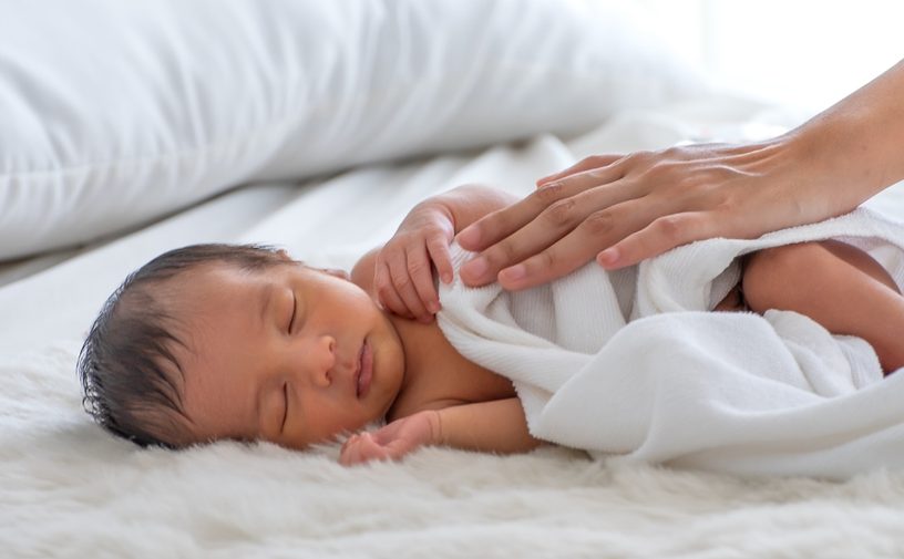 متى يكون نوم الرضيع غير طبيعي