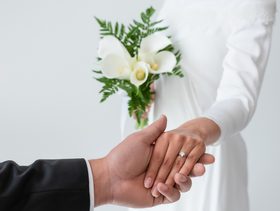 زوج يمسك يد زوجته