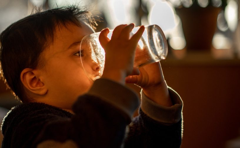 طفل يشرب الماء