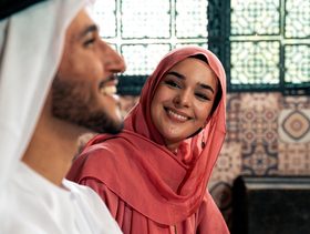 امرأة تنظر إلى رجل نظرة حب