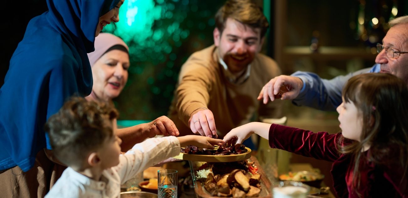 عائلة مجتمعة حول مائدة رمضان