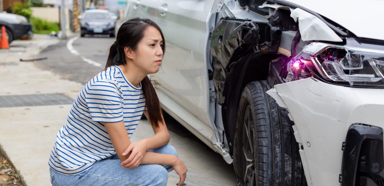 امرأة تركه أمام سيارة تعّرضت لحادثة