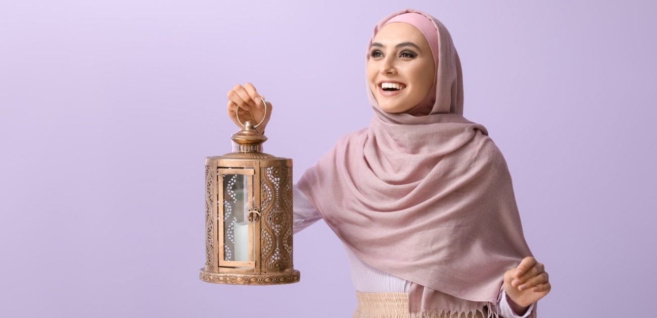 امرأة تحمل بيدها فانوس رمضان