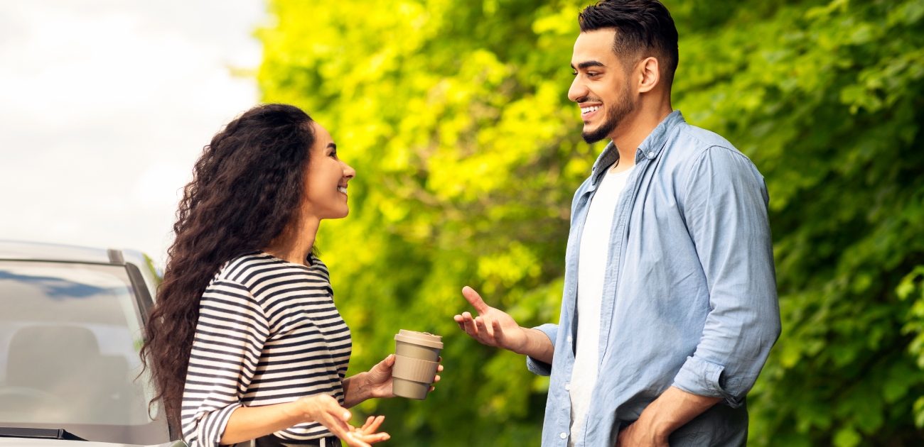 امرأة ورجل يتكلّمان بسعادة