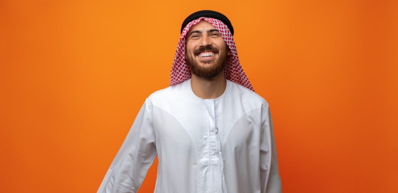 رجل عربي سعيد