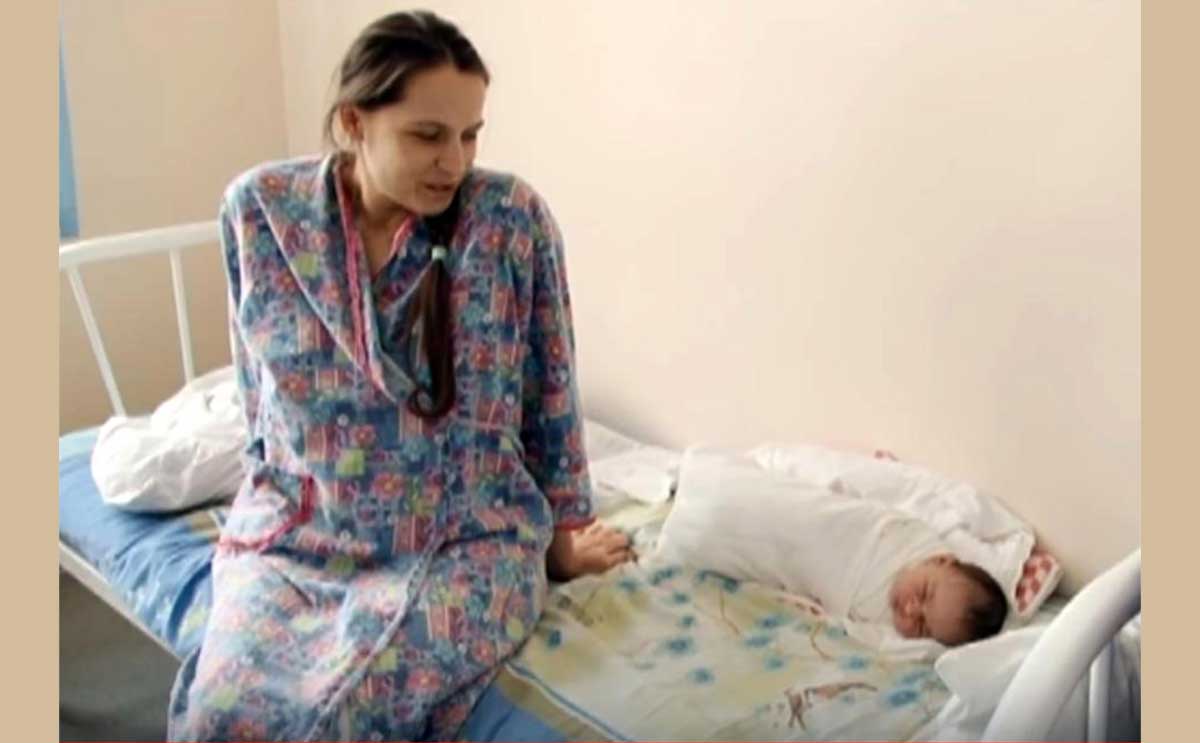 امرأة تلد طفلة بصحة جيدة بعد حمل كامل خارج الرحم