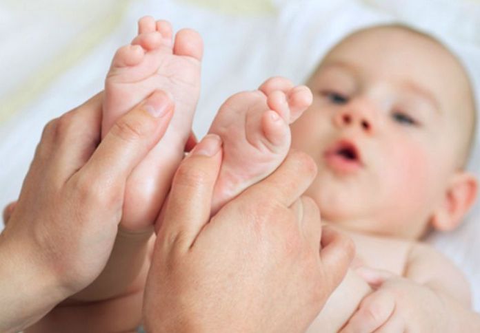 مواضع الضغط على قدمي الطفلكِ لإيقاف البكاء