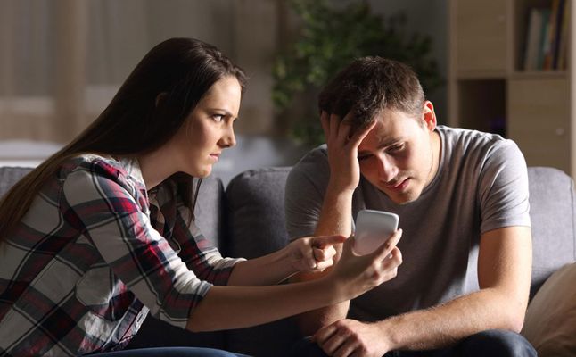 ﻿﻿كيفية التعامل مع خيانة الزوج بالهاتف﻿﻿﻿