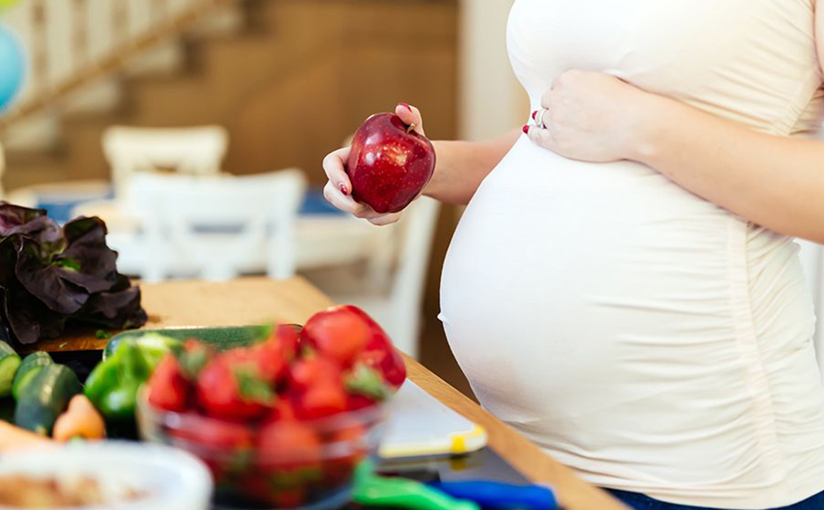 ماذا تتضمن تغذية الحامل في الشهور الاولى؟