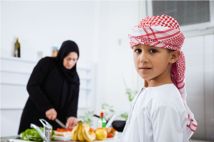 أمور غريبة ومضحكة تقوم بها كل أم عربية
