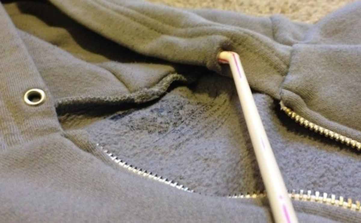 طريقة سهلة لاعادة ادخال شريط قبعة السترة بالفيديو