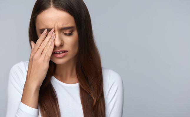 هل نقص فيتامين د يسبب زغللة العين