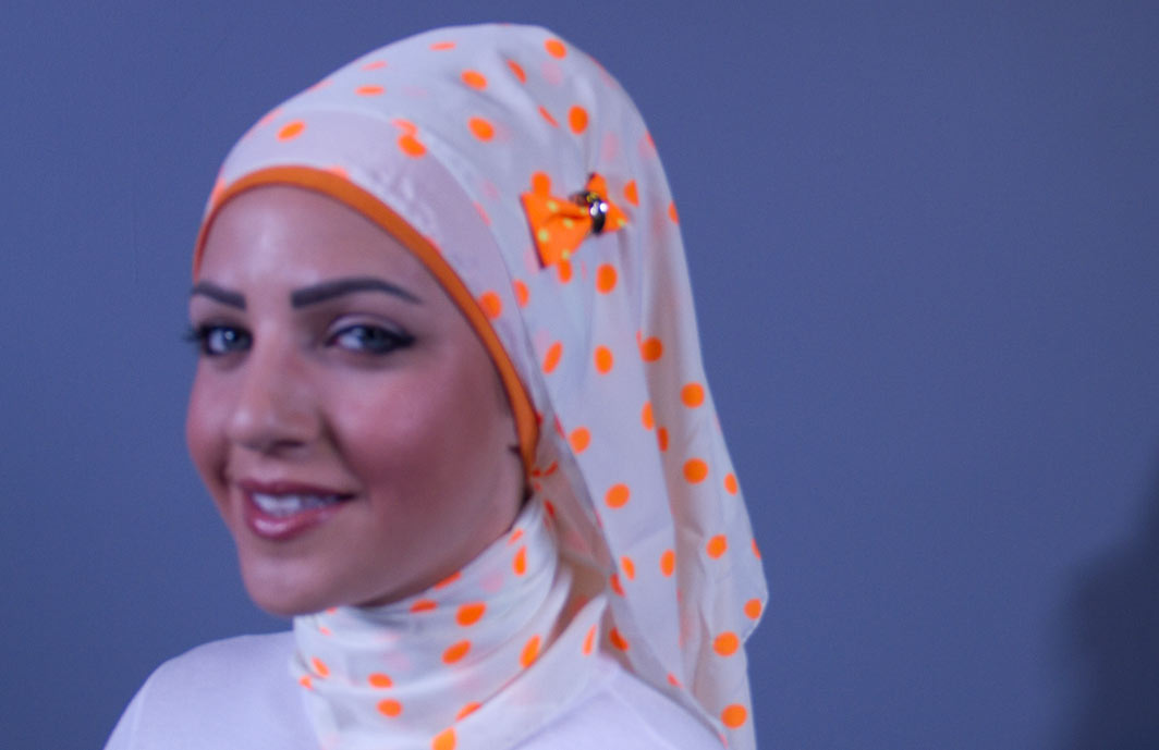 موديلات حجاب برتقالي منقط | موضة عصرية، فاشون، الشعر